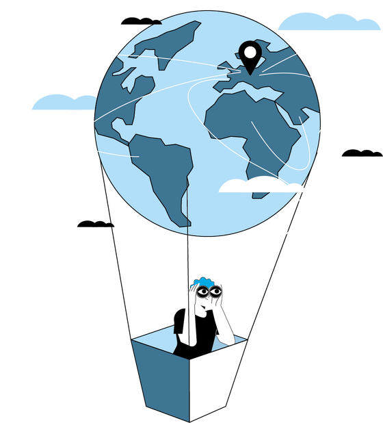 Person im Heißluftballon mit Feldstecher