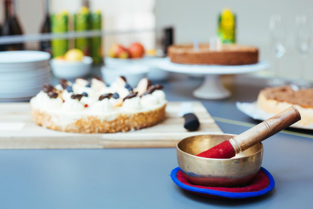 dG Geburtstagstorten mit Klangschale